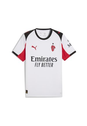 Hvid sportsjersey med røde og sorte detaljer, der har Puma-logoet og teksten "Emirates Fly Better". Kortærmet, rund hals.