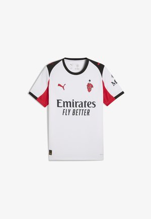 Maillot de sport blanc avec des accents rouges et noirs, présentant le logo Puma et le texte "Emirates Fly Better". Manches courtes, design col rond.