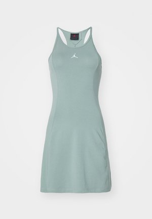 Hele rohelise värvi sportlik kleit, mis on valmistatud siledast kangast, millel on racerback disain ja valge logo keskosa rinnapiirkonnas.