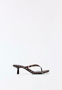 Schwarze Sandalette mit kleinem Absatz, Leopardenmuster an Riemen und Fußbett, offenem Zehenbereich und quadratischer Sohle vor weißem Hintergrund.