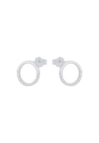 Pendientes de botón circulares de plata con filas en forma de mitad de círculo de pequeñas piedras preciosas transparentes sobre un fondo blanco.