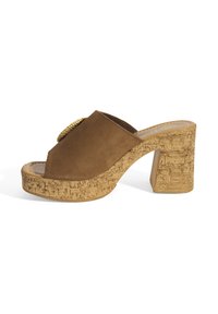 Braune Wildleder-Peeptoe-Sandalette mit hohem Absatz, korkbesetztem Blockabsatz und einem runden goldenen Akzent in der Mitte der oberen Öffnung.