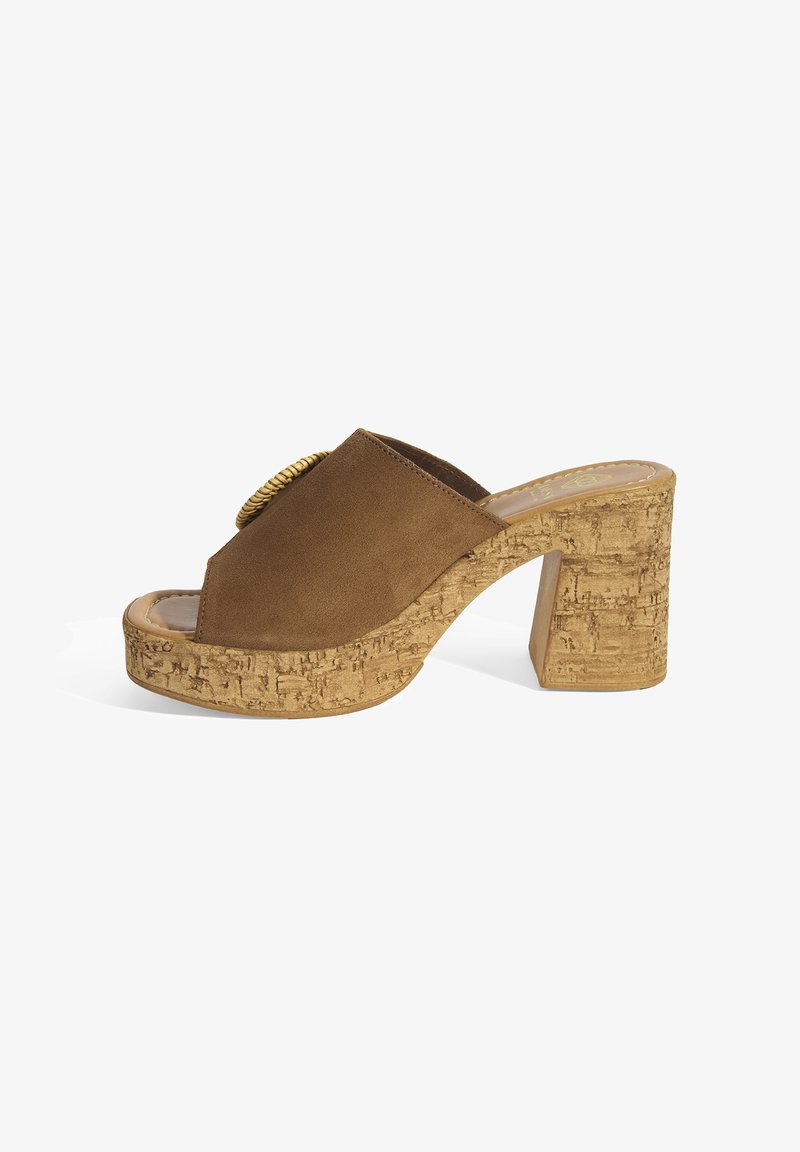 Braune Wildleder-Peeptoe-Sandalette mit hohem Absatz, korkbesetztem Blockabsatz und einem runden goldenen Akzent in der Mitte der oberen Öffnung.