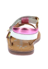 Sandali con fasce rosa, bianche e argento, parte superiore in pelle, suola piatta color cammello, fibbia regolabile e motivo floreale sulla soletta.