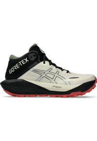 Buty do biegania po szlakach GORE-TEX z lekką białą cholewką, czarną wyściółką, czerwoną podeszwą oraz siateczkowymi detalami zapewniającymi oddychalność.