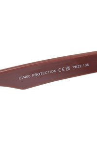 Brune solbriller med et elegant, vinkelrett design. Templet har teksten "UV400 BESKYTTELSE CE UK CA PB22-136" i sølv skrift.