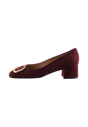 Bordeauxfarbener Veloursleder-Damenschuh mit niedrigem Absatz und einer quadratischen goldenen Schnalle an der abgerundeten Spitze.