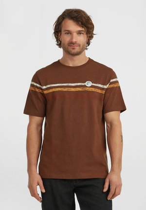 Brązowy t-shirt z bawełny w poziome paski w kolorze białym, pomarańczowym i brązowym. Posiada okrągły dekolt oraz okrąłą łatkę z logo na klatce piersiowej.