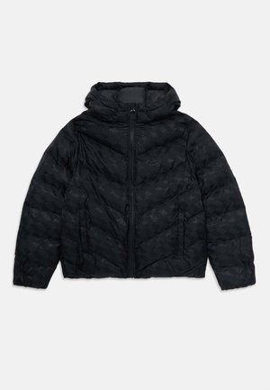 Veste Nike noire matelassée avec capuche, fermeture éclair à l'avant, poches latérales et motif de marque subtil sur l'ensemble.