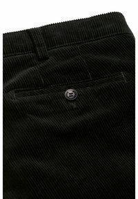 Schwarzer Cordstoff mit vertikaler Rippung, ausgestattet mit einer Knopfverschluss und einem kleinen Taschendetail auf der Rückseite, das eine strukturierte Oberfläche zeigt.