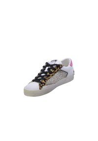 Sneaker bassa bianca con stampa leopardo e accenti di glitter. Presenta lacci neri, un inserto rosa sul tallone e una suola texturizzata.