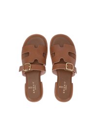 Bruine leren slidesandalen met een open teenontwerp, voorzien van een brede band en een gouden spelde accent. Getextureerde binnenzool voor comfort.
