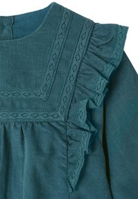 Teal Corduroy-Kleidungsstück mit quadratischem Ausschnitt, Rüschendetails und kunstvollen Spitzenverzierungen entlang des Oberkörpers und der Schultern.
