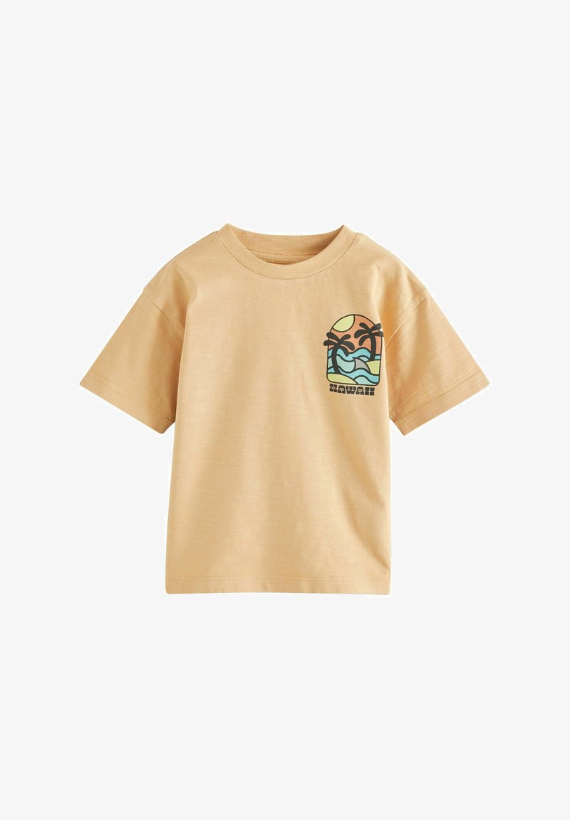 Lys beige bomulds t-shirt med korte ærmer. Har et farverigt grafik af en solnedgang, bølger og palmer på venstre bryst.