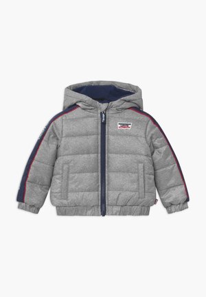 Veste d'enfant matelassée grise avec capuche, rayures bleu marine et rouge sur les manches, fermeture éclair à l'avant et logo Levi's sur la poitrine.