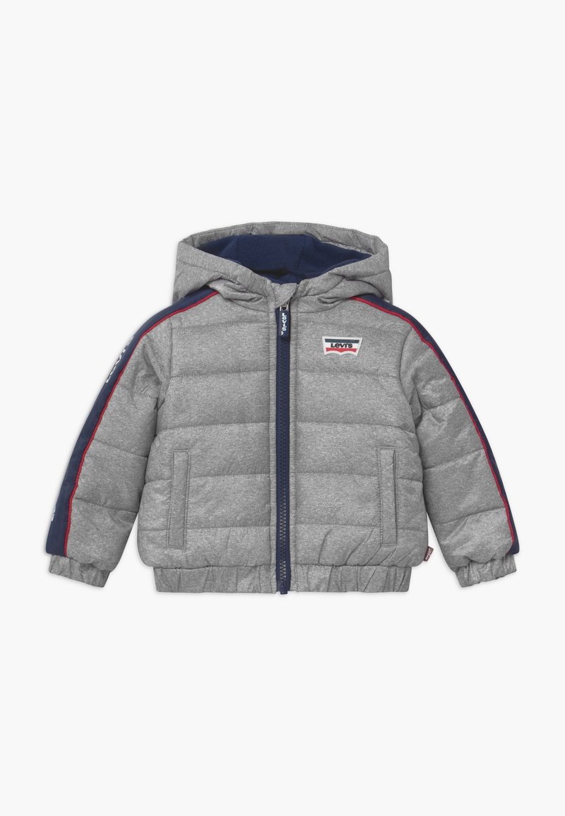 Veste d'enfant matelassée grise avec capuche, rayures bleu marine et rouge sur les manches, fermeture éclair à l'avant et logo Levi's sur la poitrine.