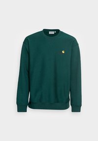 Sweatshirt verde com gola redonda e mangas longas. Apresenta um logotipo em dourado e vermelho no peito. Feito de um tecido macio e texturizado.