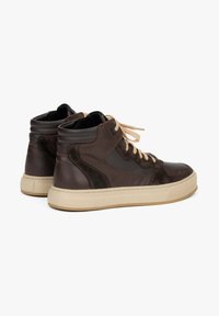 Bruine hoge sneakers van leer en suede, met crèmekleurige veters, gestructureerde panels, een rubberen zool en een gevoerd kraagje.