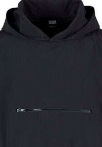 Hoodie nero in morbido tessuto, con un ampio collo rotondo e una tasca con zip sul petto. Design semplice senza motivi visibili.