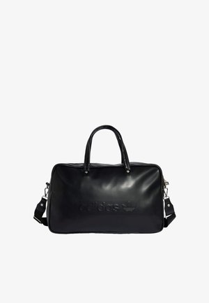 Bolsa de deporte Adidas de cuero negro con asas dobles, correa de hombro ajustable y logo en relieve en el centro delantero.
