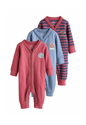 Drei Kinderpyjamas: rot gerippt mit weißem Bund, blau gerippt mit einem Bären-Patch und gestreift in rot/blau. Alle verfügen über Druckknöpfe.