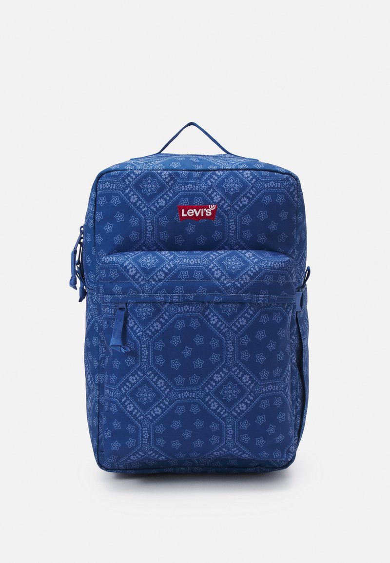 Sac à dos en tissu bleu avec un motif géométrique, poche zippée à l'avant, poignée supérieure et patch logo rouge Levi's. Matériau texturé. Forme rectangulaire.