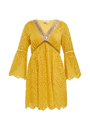 Gelbes Kleid mit V-Ausschnitt, Spitze und Glockenärmeln. Der Stoff hat Lochmuster und einen gewellten Saum.