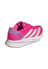 Baskets de sport roses avec une tige en mesh texturé, des accents de rayures blanches et une semelle légère arborant un dégradé de couleurs et des marques sur le côté.