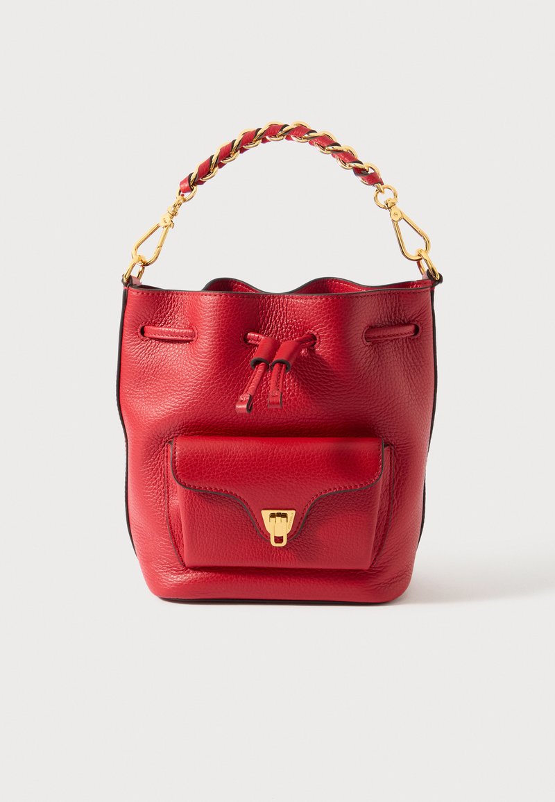 Borsa a secchiello in pelle rossa con manico a catena in metallo color oro e tasca frontale con chiusura a scatto. Superficie strutturata e chiusura a coulisse.