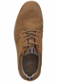 Scarpa di pelle marrone con tomaia perforata, punta rotonda e lacci beige. Presenta una soletta testurizzata e un dettaglio a righe sulla linguetta.