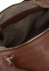Bruine leren handtas met een gepolijste textuur en een gouden rits. Het interieur is voorzien van een gevoerd stof met een subtiel patroon en een extra ritsvak.
