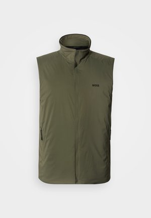 Vestă fără mâneci, culoare verde măsliniu, cu guler înalt, fermoar frontal și două buzunare laterale cu fermoar. Prezintă logo-ul "BOSS" pe piept.