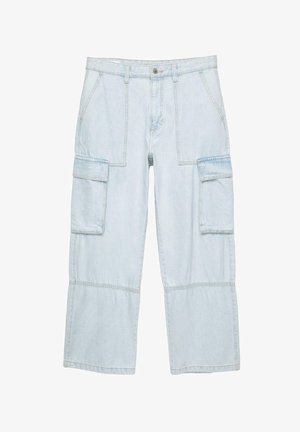 Pantaloni cargo din denim albastru deschis, cu două buzunare laterale mari, picioare largi și un talie robustă. Prezintă cusături în contrast și o croială lejeră.