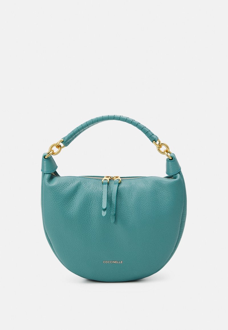 Sac à main en cuir bleu sarcelle avec une forme incurvée, fermeture éclair dorée et ferrures de poignée, poignée courte enveloppée et petit logo de la marque à l'avant.