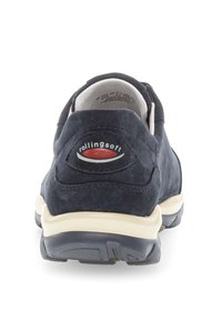 Marine blauwe suede sneaker met een comfortabele lichtgekleurde zool, voorzien van een rood en wit logo op de hiel en gladde contouren.