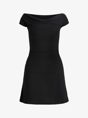 Robe noire à épaules nues avec manches courtes, corsage ajusté et jupe évasée, fabriquée dans un tissu lisse et légèrement texturé.