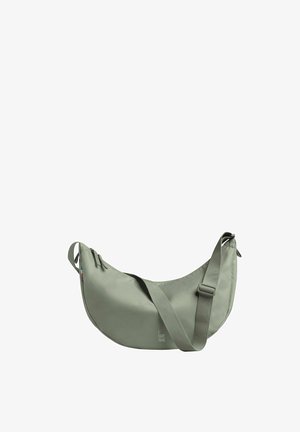 Borsa a tracolla a mezzaluna di colore verde oliva con tracolla regolabile, chiusura a cerniera e logo discreto "GOT BAG" vicino al centro in basso.