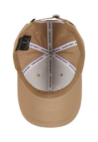 Cappello in tela khaki con visiera curva, fodera interna con logo nero ripetuto, occhielli di ventilazione e cinturino regolabile sul retro.