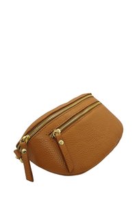 Pochette en cuir marron avec deux fermetures à glissière dorées, de forme arrondie, surface texturée, et petites languettes sur le côté pour un détail supplémentaire.