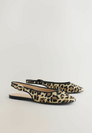 Chaussures plates à bride arrière avec un bout pointu, en tissu beige texturé avec un motif léopard noir et marron. Dotées d'une finition noire et d'une boucle.