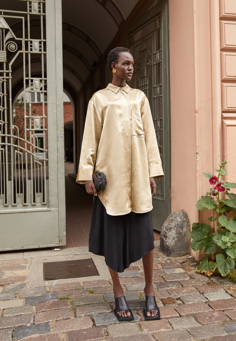 By Malene Birger OLISSE - Vestido camiseiro - nature