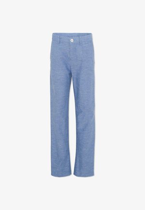 Pantalon bleu clair à jambes droites avec un bouton et des passants pour ceinture, fabriqué en tissu texturé, présenté sur un fond blanc.