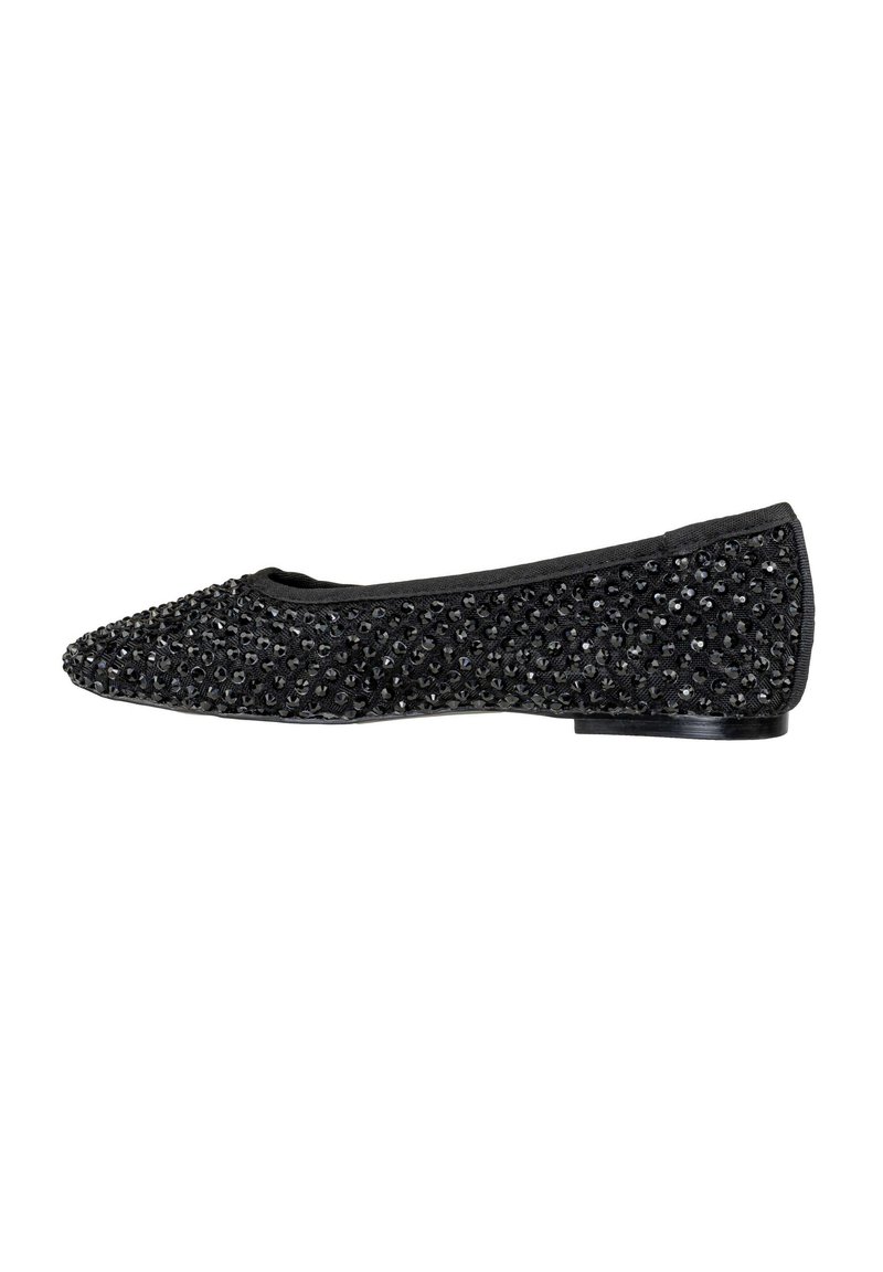 Ballet flat nera con una texture di perline e un design a punta. Caratterizzata da un tacco basso nero e un bordo in tessuto liscio lungo l'apertura.
