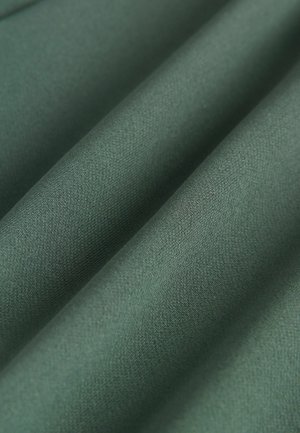 Țesătură verde cu o textură netedă și mată, prezentând straturi pliate. Materialul pare ușor, având un ușor luciu.