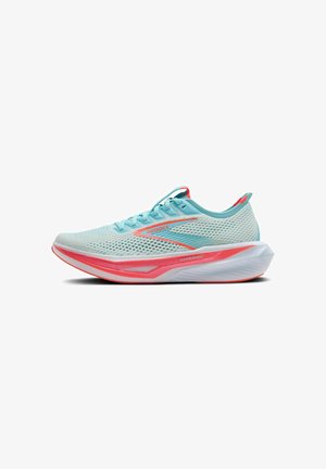 Chaussure de course bleu clair avec une tige en mesh respirant, des accents roses et une semelle intermédiaire blanche. Présente un design épuré et une semelle texturée.