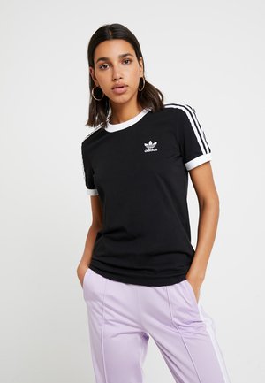 Czarna koszulka z białym kołnierzykiem i rękawami, z trzema białymi paskami na każdym ramieniu oraz małym białym logo Adidas na piersi.