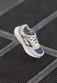 Unselected, gray violet/thunderstorm/mellow yellow
