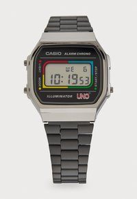 Casio digital klokke med rektangulær sølvfarget kasse, svart LCD-skjerm og svart metall lenkearmbånd. Har alarm- og stoppeklokke-funksjoner.