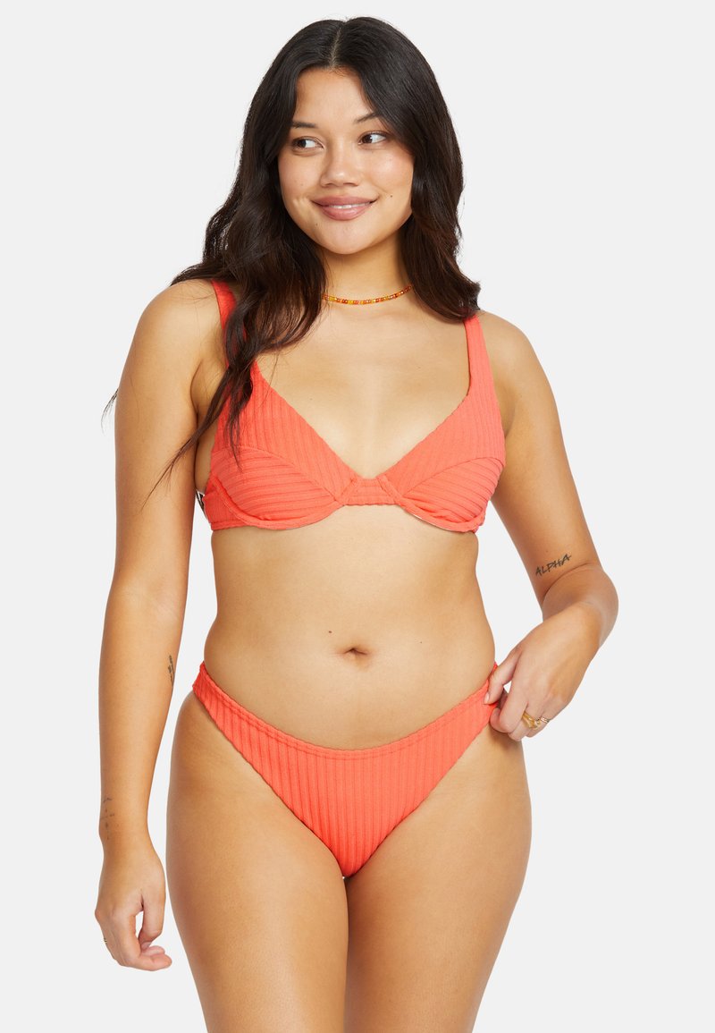 Bikini de ribete de coral con top de sujetador triangular y parte inferior de talle bajo. Cuenta con tirantes ajustables y una tela texturizada.