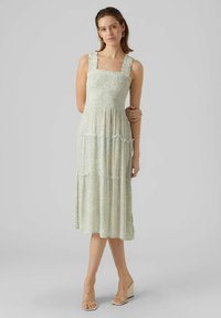 Vero Moda VMMENNY SMOCK CALF  - Robe de jour - reseda